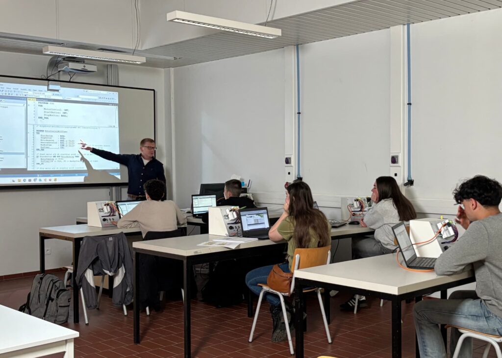 Beckhoff Automation België en Spectrumcollege Beringen leiden samen de technici van morgen op