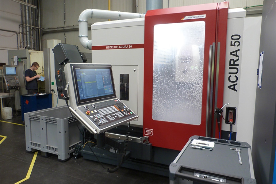 Twee bewerkingscentra en gerobotiseerde belading voor 24/7-productie 2